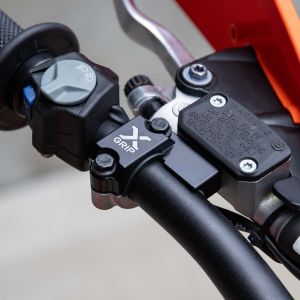 Bridă X-Grip protecție pompă ambreiaj Brembo pt. KTM/ Husqvarna/ Sherco negru
