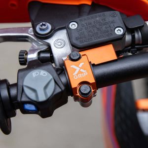Bridă X-Grip protecție pompă ambreiaj Brembo pt. KTM/ Husqvarna/ Sherco portocaliu