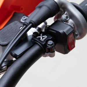 Bridă X-Grip protecție pompă fr&acirc;nă Brembo pt. KTM/ Husqvarna/ Sherco negru