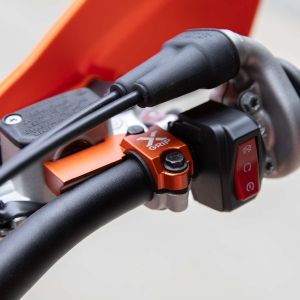 Bridă X-Grip protecție pompă fr&acirc;nă Brembo pt. KTM/ Husqvarna/ Sherco portocaliu