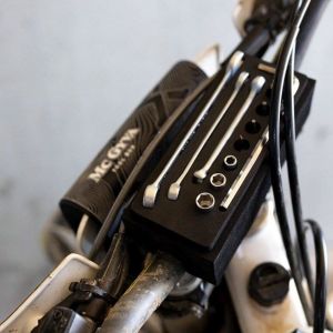 Burete apărător ghidon cu trusă scule X-Grip